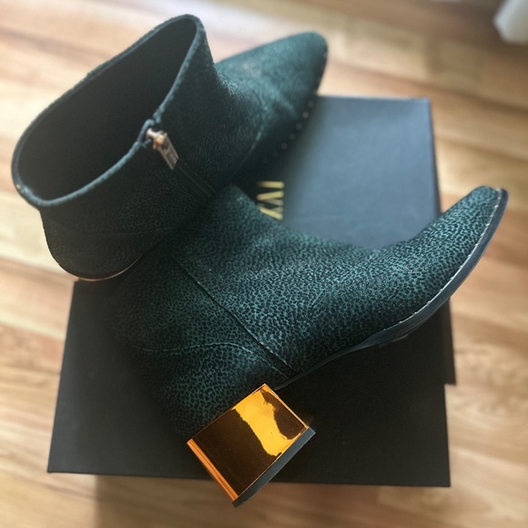 Rose Gold Surprise with Green - Picture 2 of 12